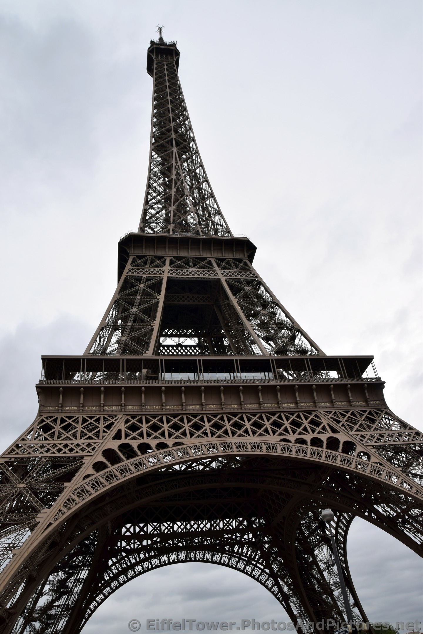 Eiffel Tower seen from Quai Branly.jpg