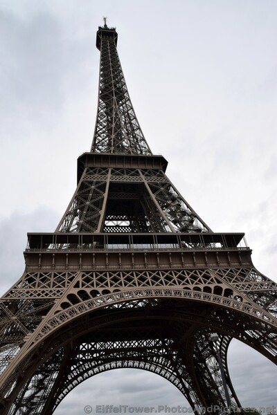 Eiffel Tower seen from Quai Branly.jpg