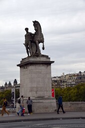 Man with Horse Statue on Southwest Corner of Pont d'lena.jpg