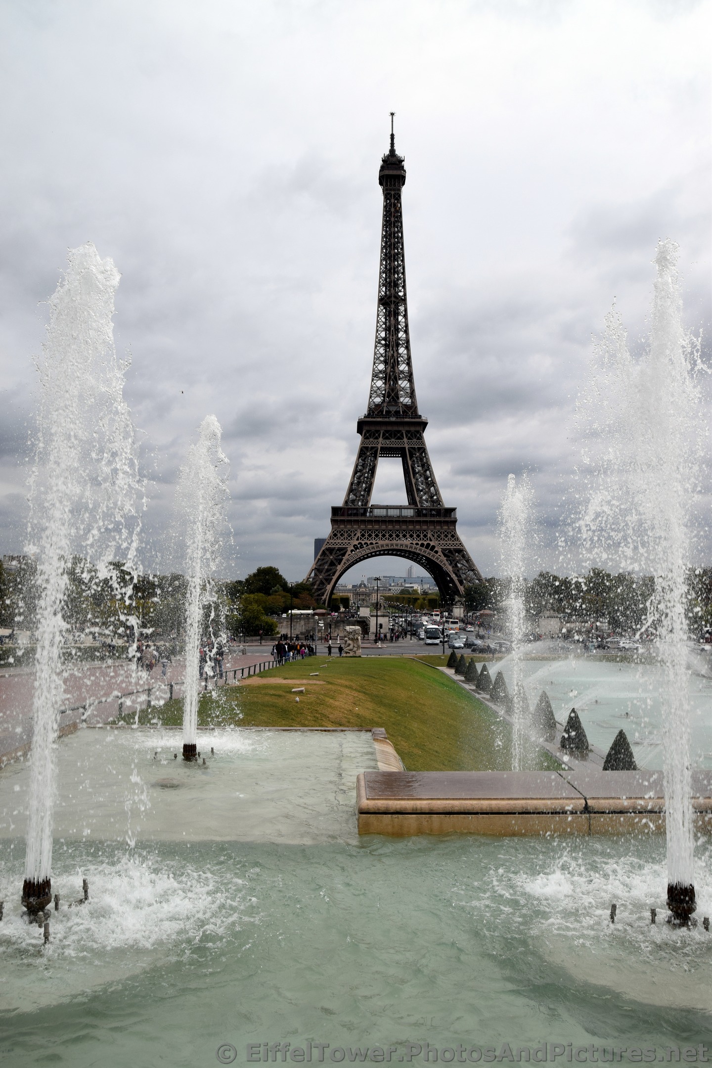 Eiffel Tower between the Foutain Jets of Trocadero Garden.jpg