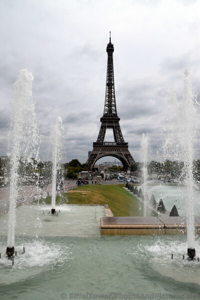 Eiffel Tower between the Foutain Jets of Trocadero Garden.jpg