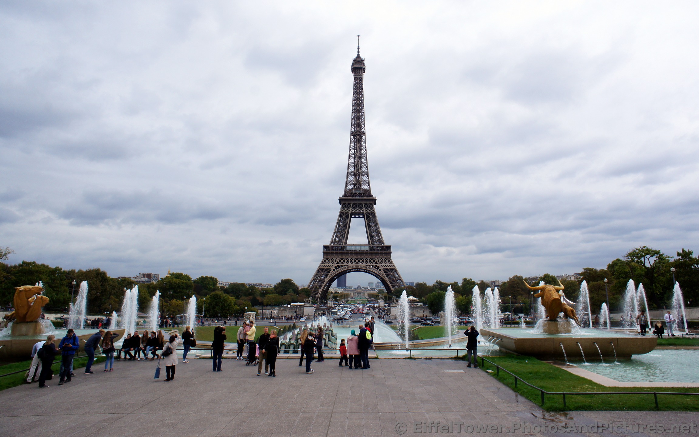 Eiffel Tower seen from in front of Palais de Chaillot.jpg
