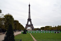 The Eiffel Tower seen from Center of Champ de Mars.jpg