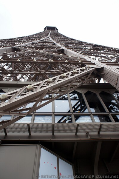 Top of the Eiffel Tower seen from Level Two.jpg