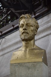 Gustave Eiffel Golden Head Bust zoomed in.jpg
