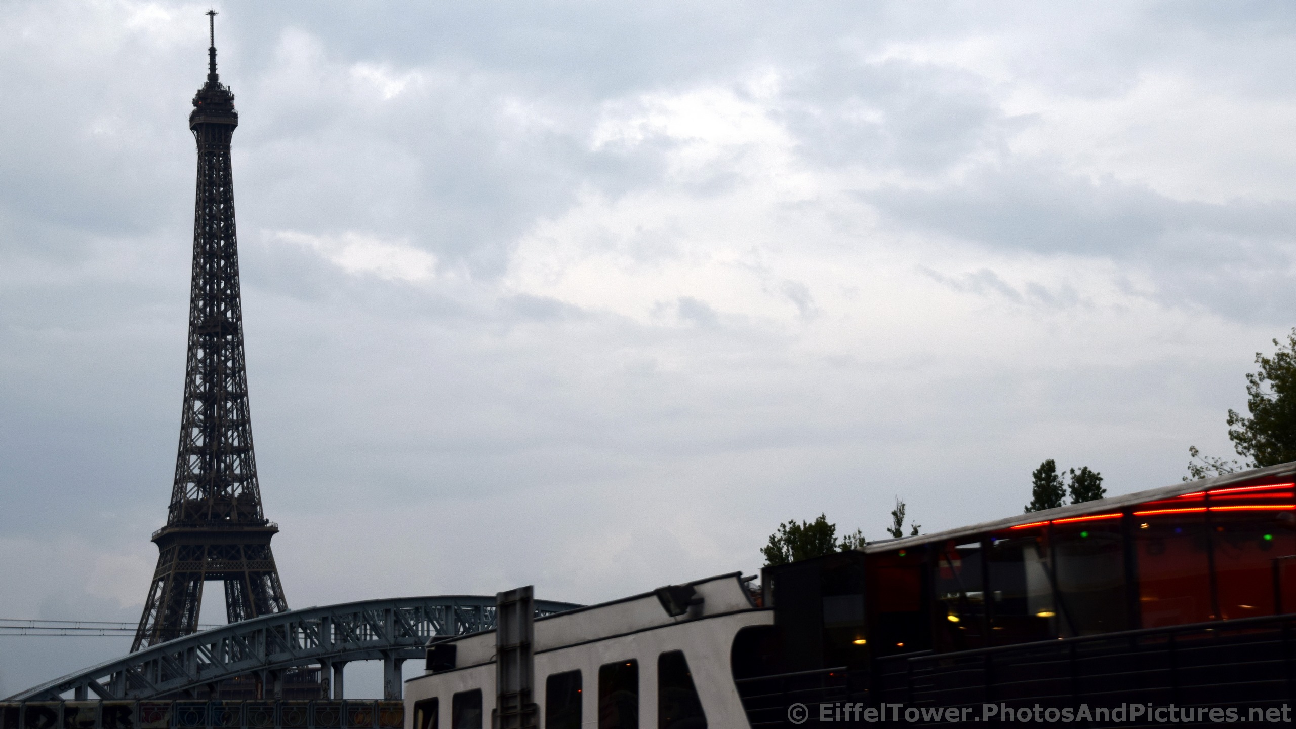 Looking South towards Eiffel Tower on Voie Georges Pompidou.jpg