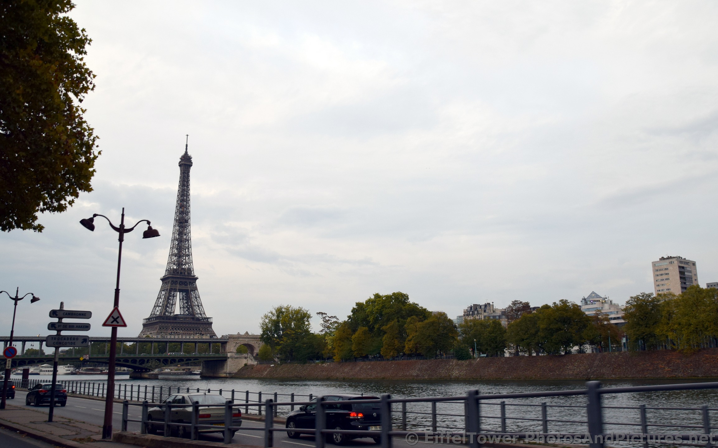 Pont de Grenelle Bridge in Front of Eiffel Tower.jpg