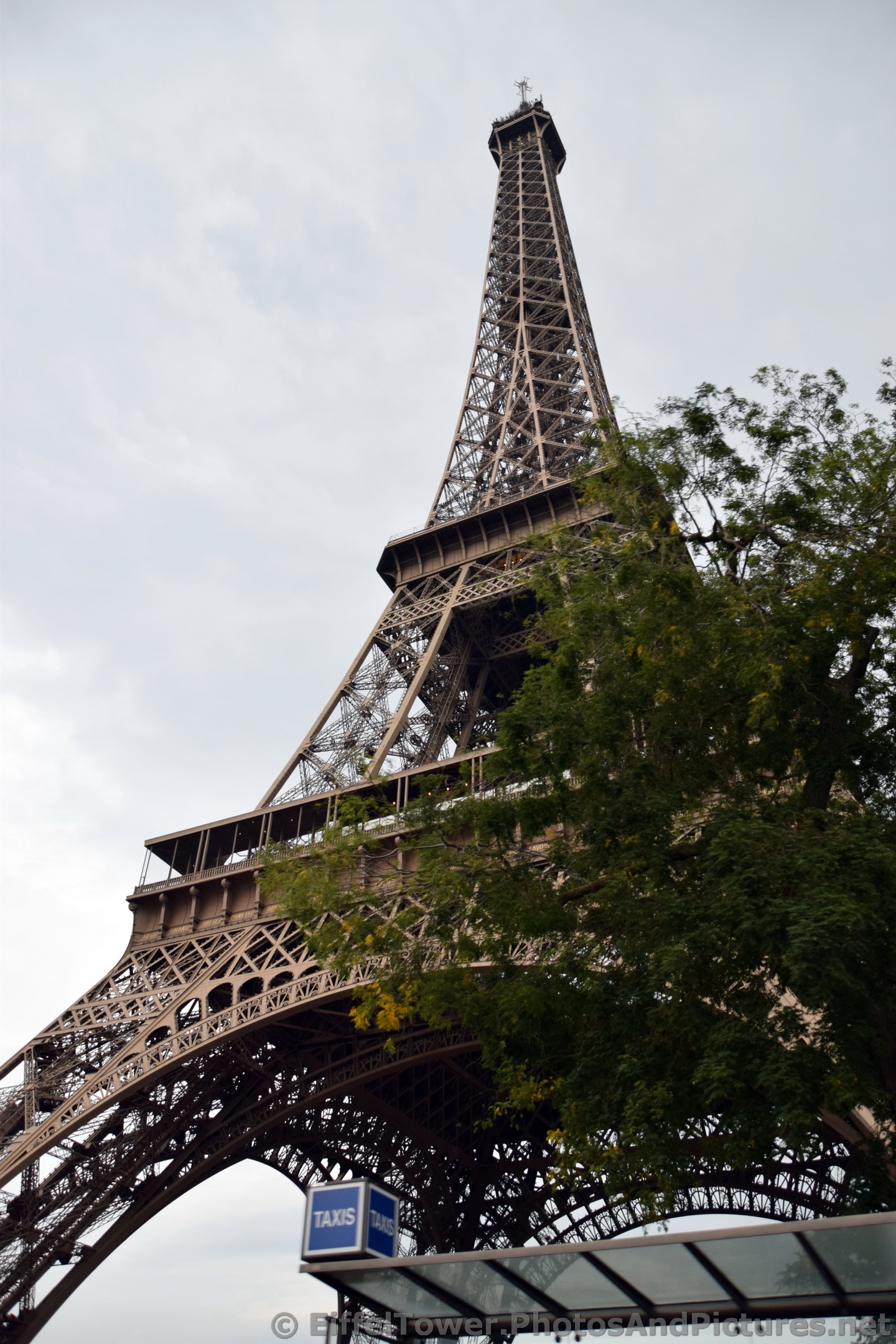 Taxi stand in front of Eiffel Tower.jpg