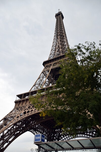 Taxi stand in front of Eiffel Tower.jpg