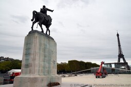 Back of Joseph Joffre Statue at Champ de Mars with a view of the Eiffel Tower.jpg