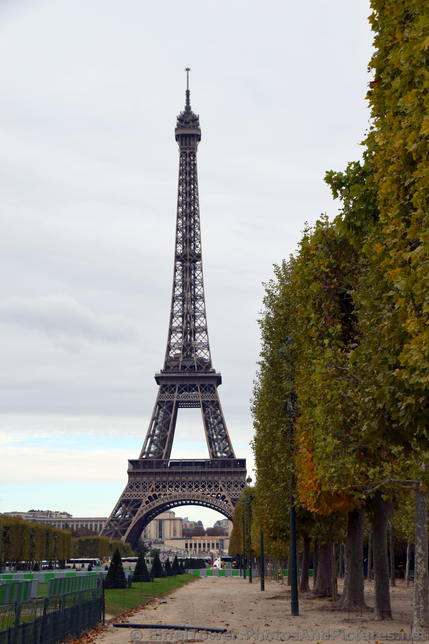 Full view of Eiffel Tower seen from Champ de Mars.jpg