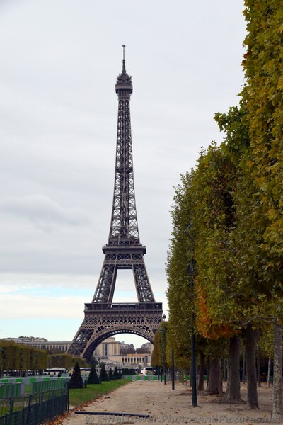 Full view of Eiffel Tower seen from Champ de Mars.jpg