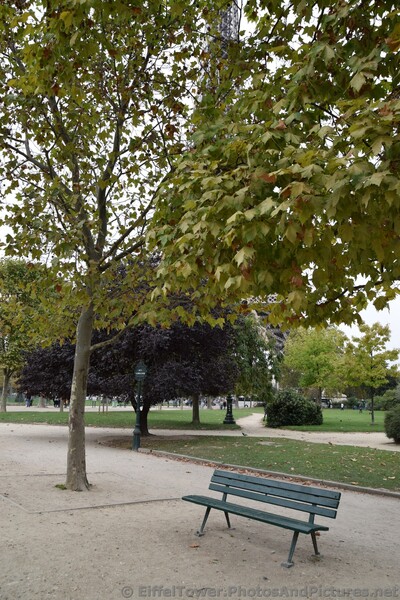 Park bench at Champ de Mars.jpg