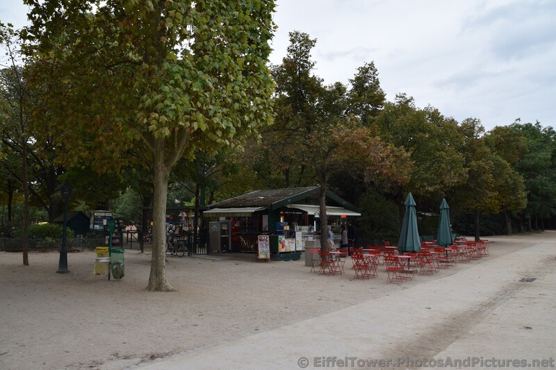 Snacks and Drinks Shack at Champ de Mars near Eiffel Tower.jpg