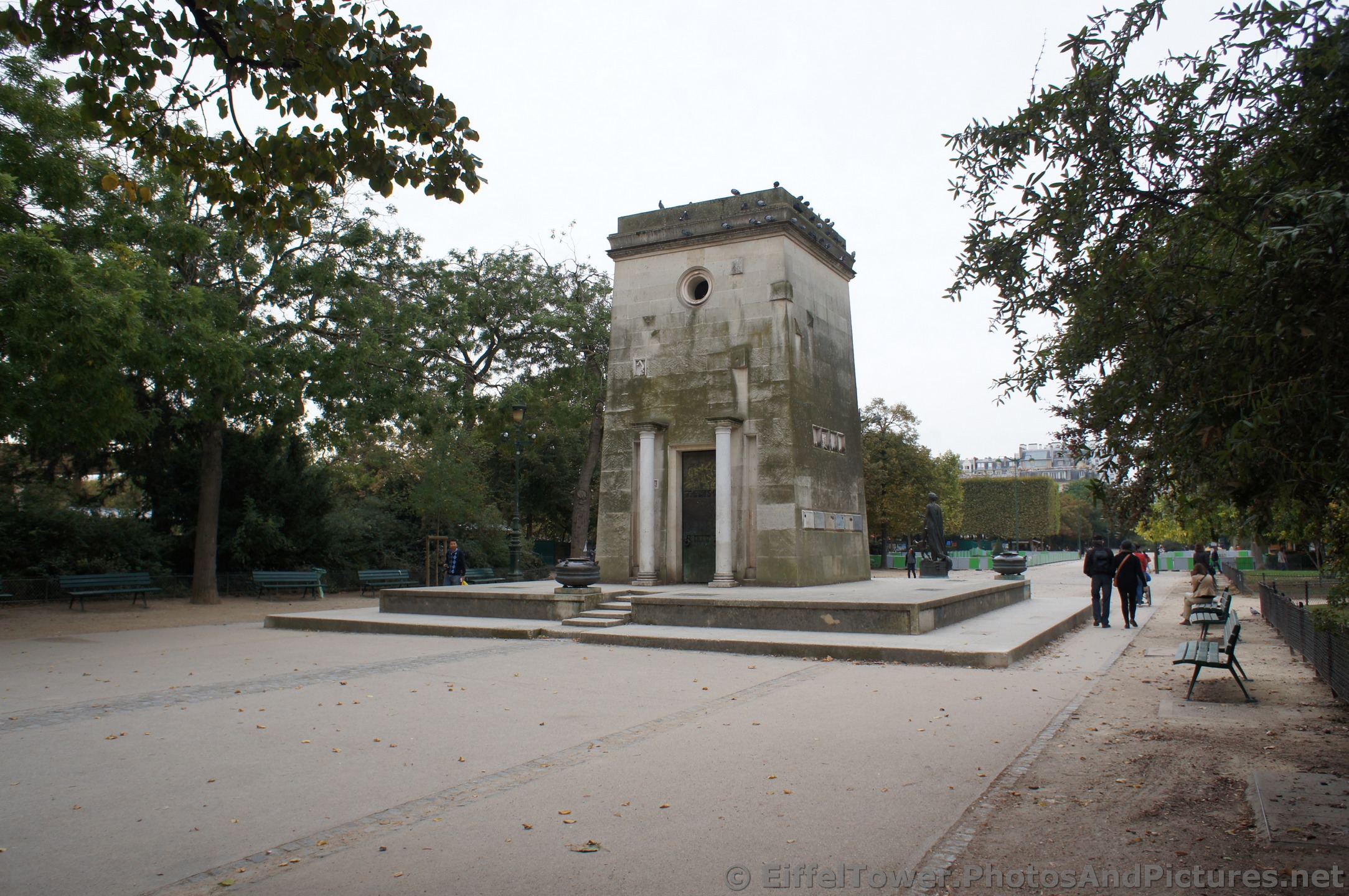 Monument at Champ de Mars on East Side.jpg
