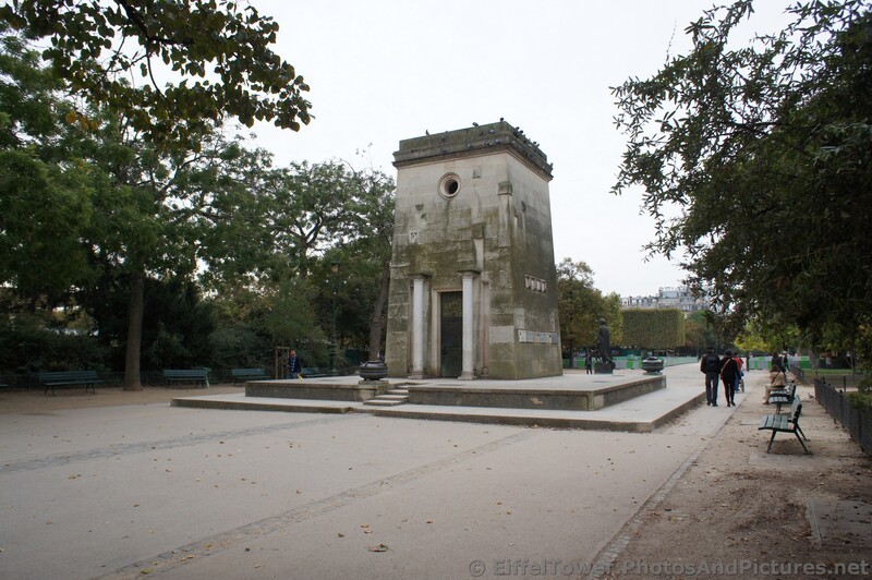 Monument at Champ de Mars on East Side.jpg