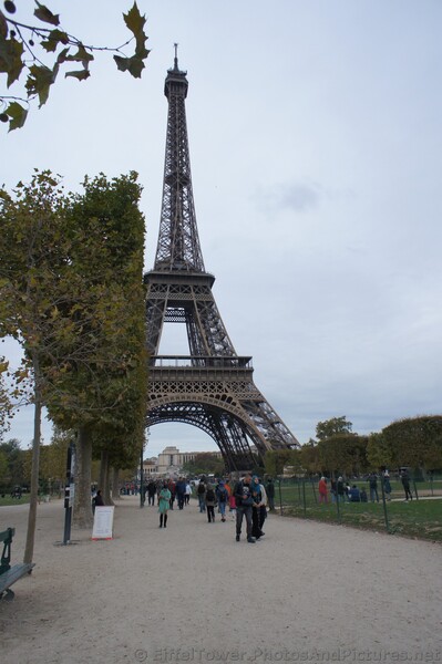 Muslim Couple walking near the Eiffel Tower.jpg