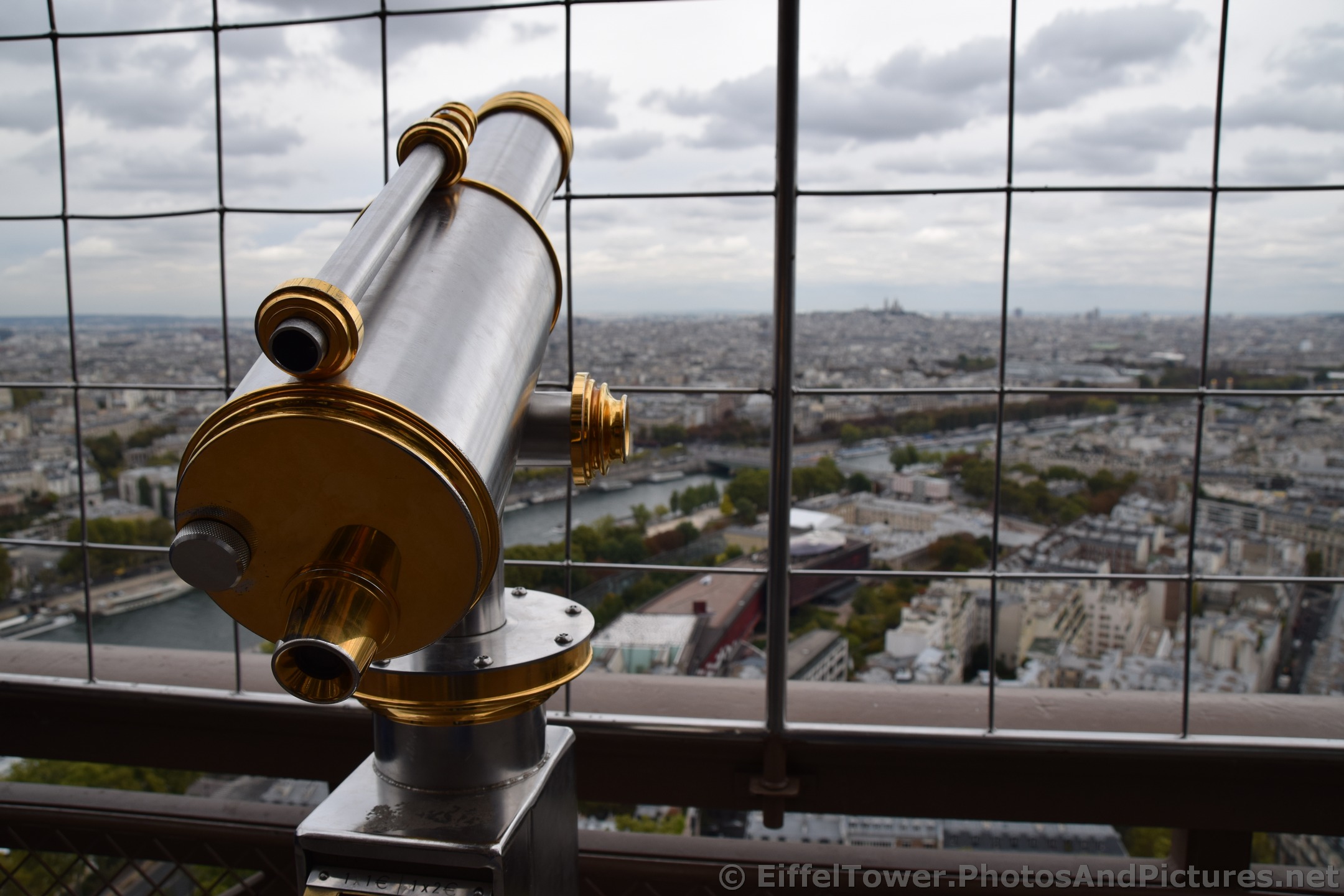 Observation Telescope of Eiffel Tower on Second Level.jpg