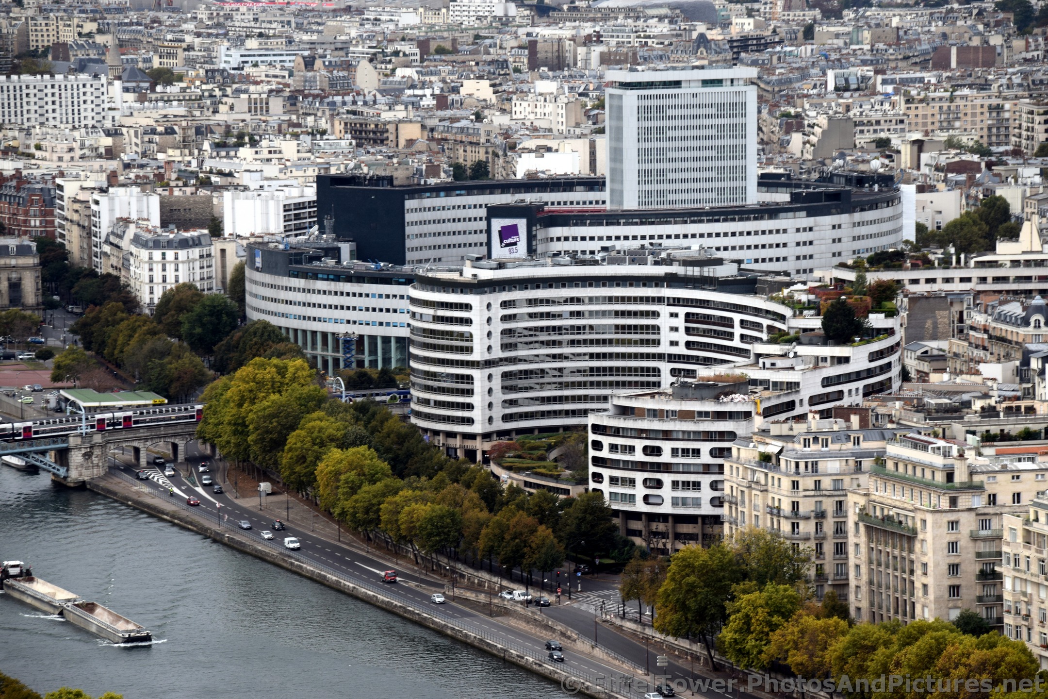 Paris Curved Building Identified as Radio France.jpg