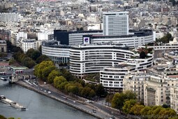 Paris Curved Building Identified as Radio France.jpg