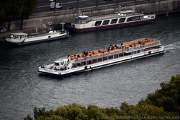 La Flute Bateaux-Mouches River Boat in Seine river Paris.jpg