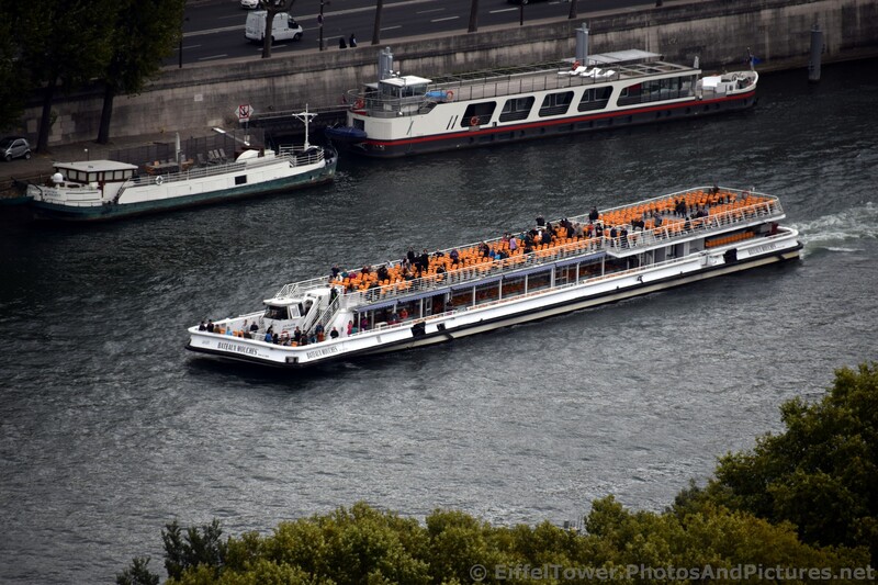 La Flute Bateaux-Mouches River Boat in Seine river Paris.jpg