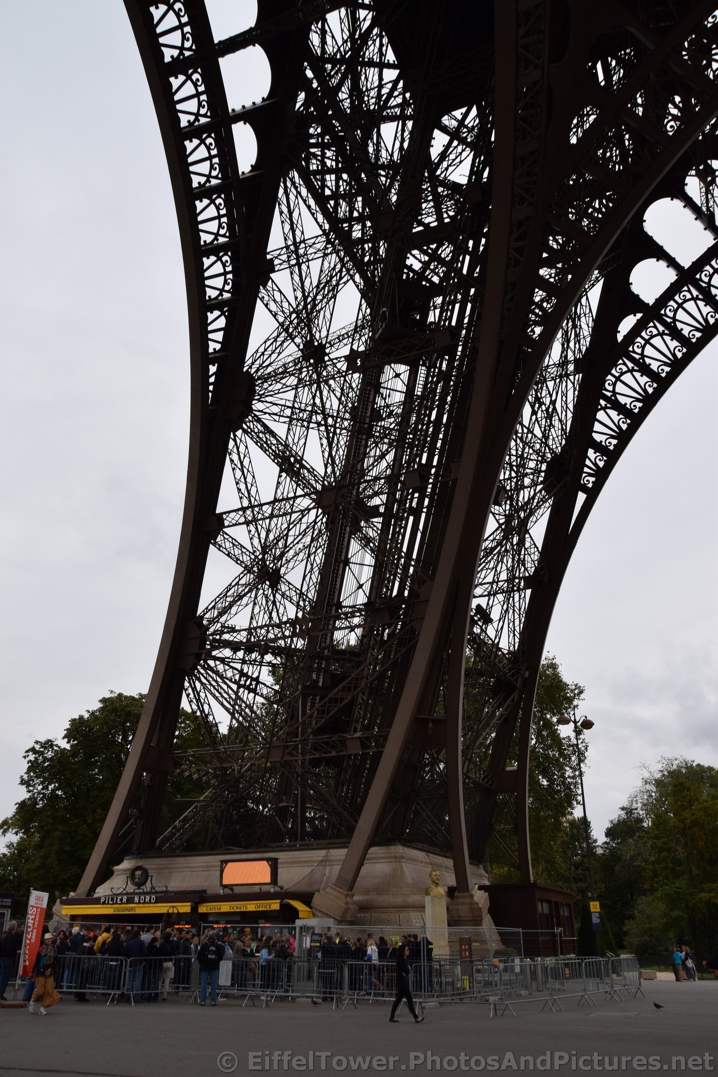 Pilier Nord Leg of the Eiffel Tower.jpg